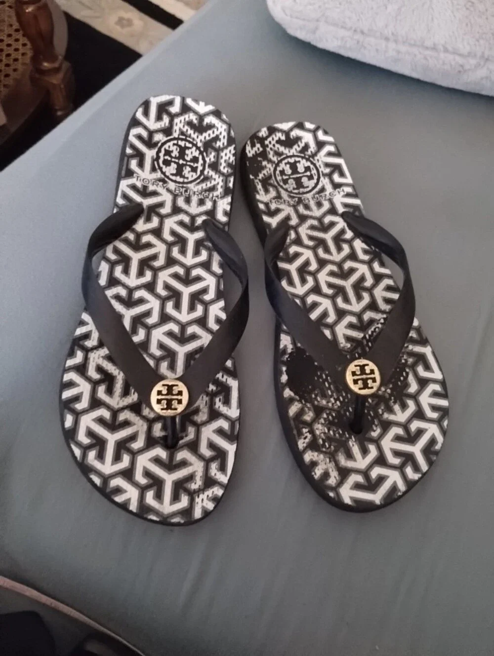Tory Burch Black Floral Thongs Sz 10